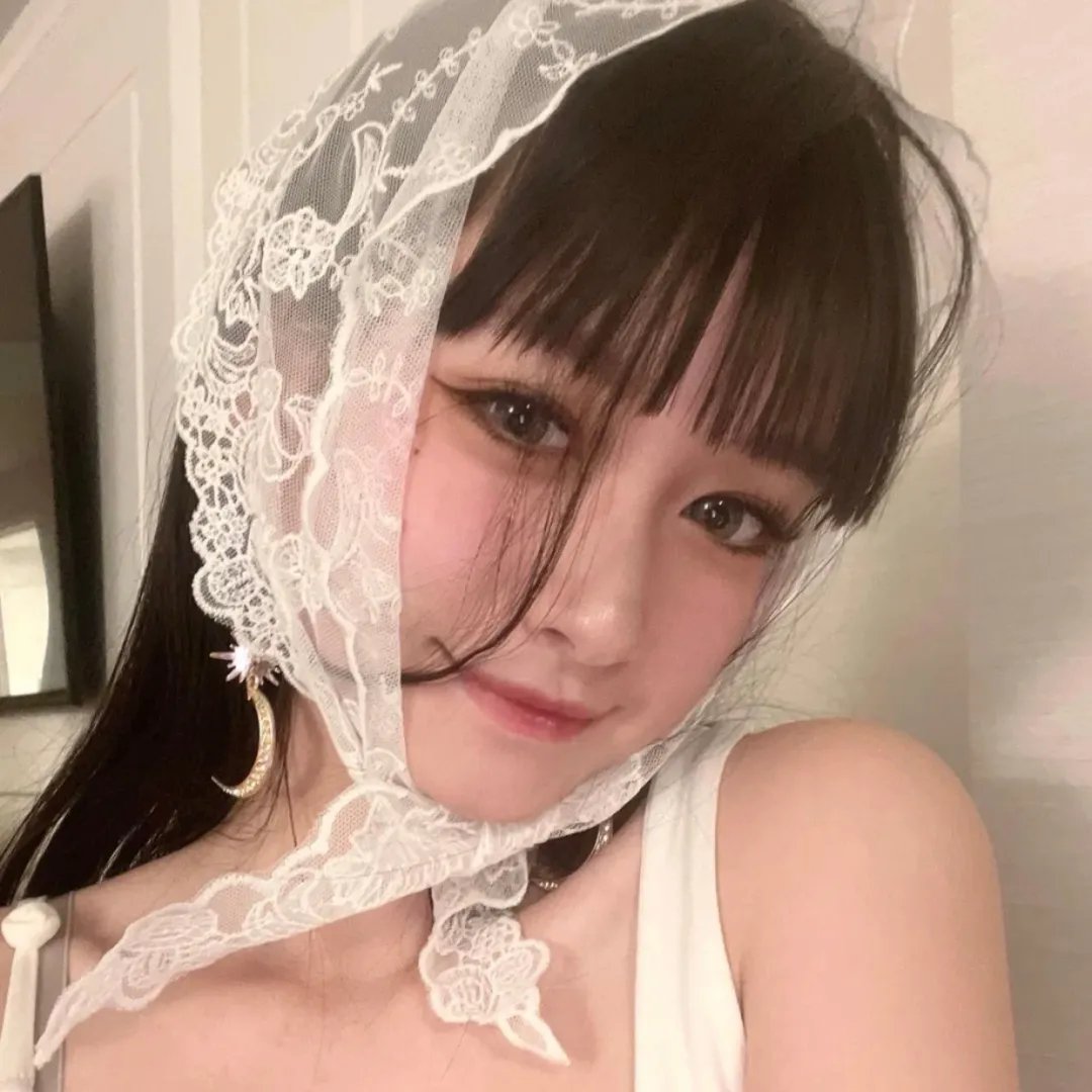 微光下的蓝色男孩